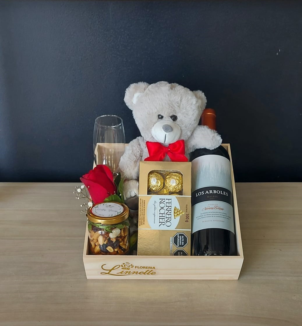 Producto: Precios entre S/151 a S/200 / código: Gift Box Celebracion - Vino y Oso